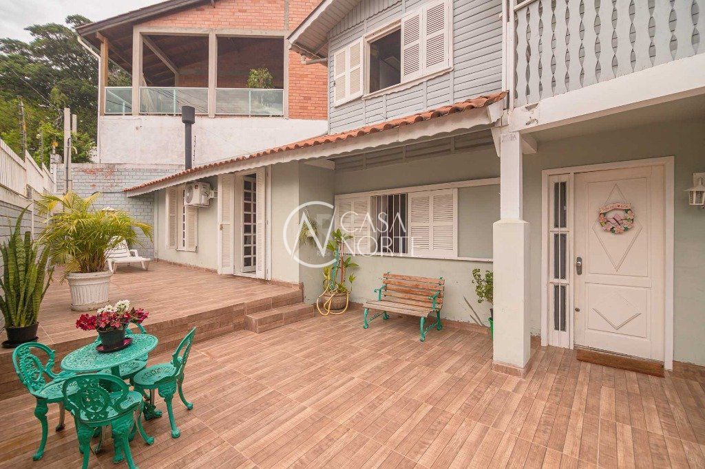 Casa à venda com 3 quartos, 116m², 1 suíte, 2 vagas, Rua Doutor Ernesto Miranda no bairro Jardim São Pedro em Porto Alegre