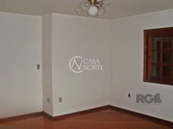 Casa à venda com 5 quartos, 218m², 1 suíte, 3 vagas, Rua Glenio Peres no bairro Vila Nova em Porto Alegre