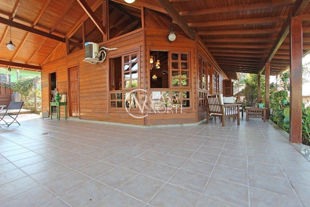 Casa à venda com 2 quartos, 205m², 1 suíte, 4 vagas, Rua Jaguari no bairro Cristal em Porto Alegre