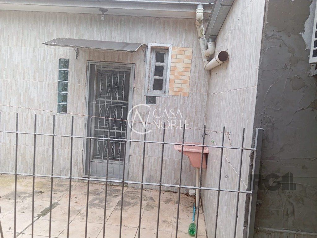 Casa à venda com 2 quartos, 75m², 2 vagas, Rua José da Maia Martins no bairro Mário Quintana em Porto Alegre