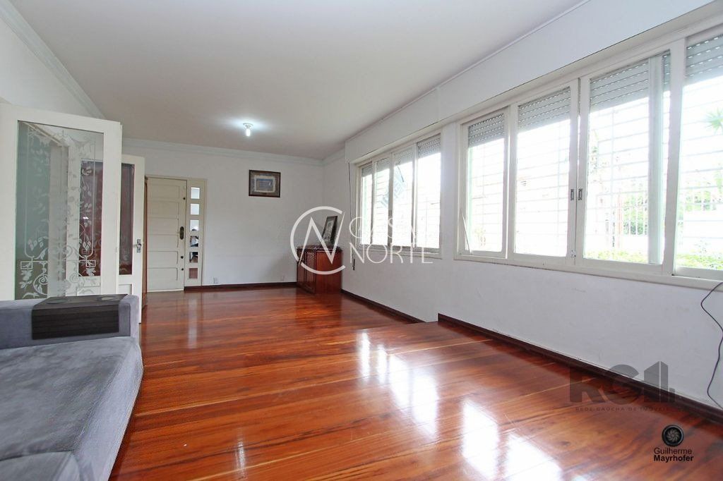 Casa à venda com 5 quartos, 790m², 5 suítes, 4 vagas, Rua Guilherme Alves no bairro Partenon em Porto Alegre