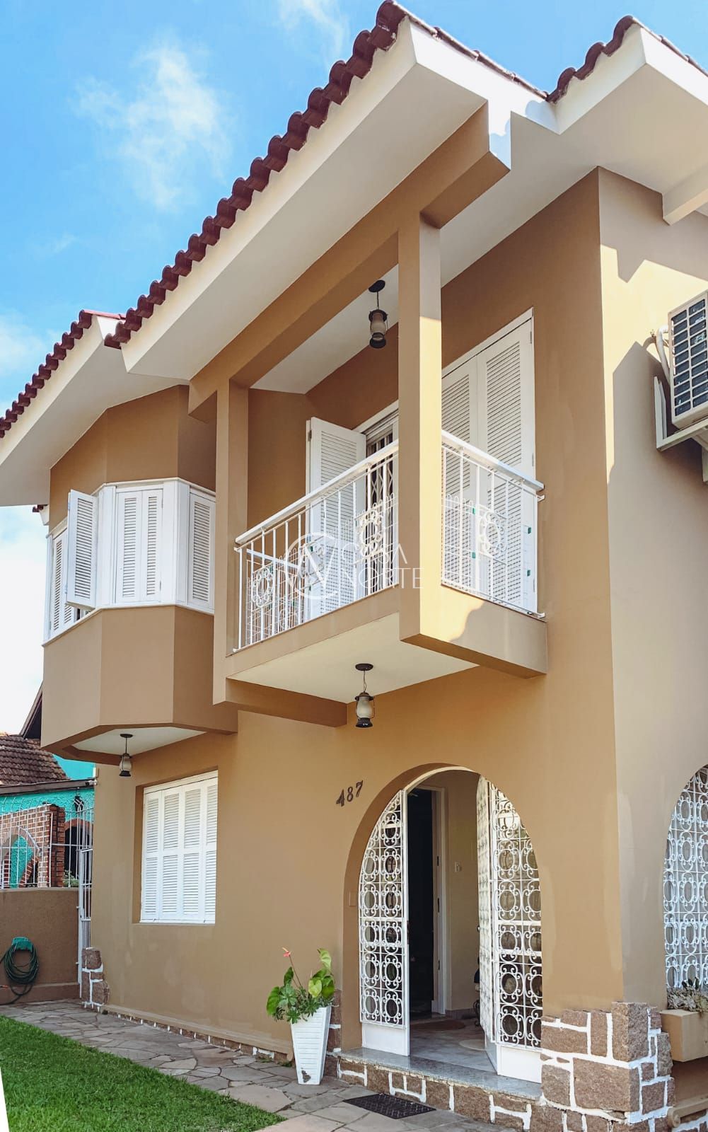 Casa à venda com 5 quartos, 238m², 2 suítes, 5 vagas, Rua Bernardino Caetano Fraga no bairro Santa Tereza em Porto Alegre