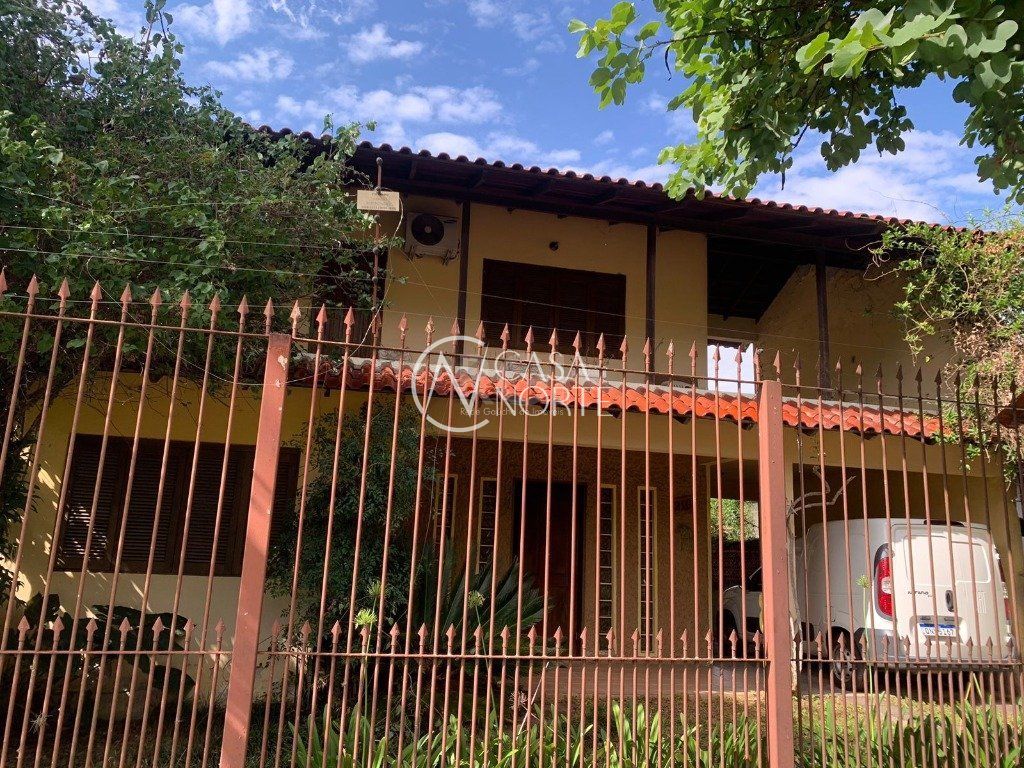 Casa à venda com 3 quartos, 280m², 3 vagas, Rua Dario Totta no bairro Teresópolis em Porto Alegre