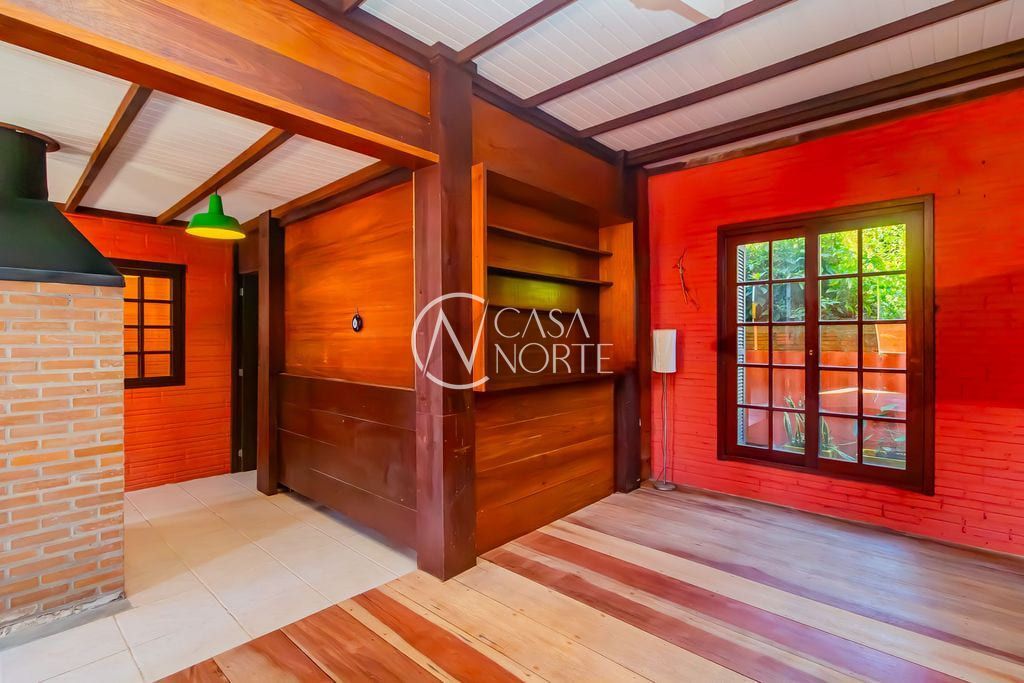 Casa à venda com 3 quartos, 293m², 1 suíte, 6 vagas, Rua Santa Mônica no bairro Ponta Grossa em Porto Alegre