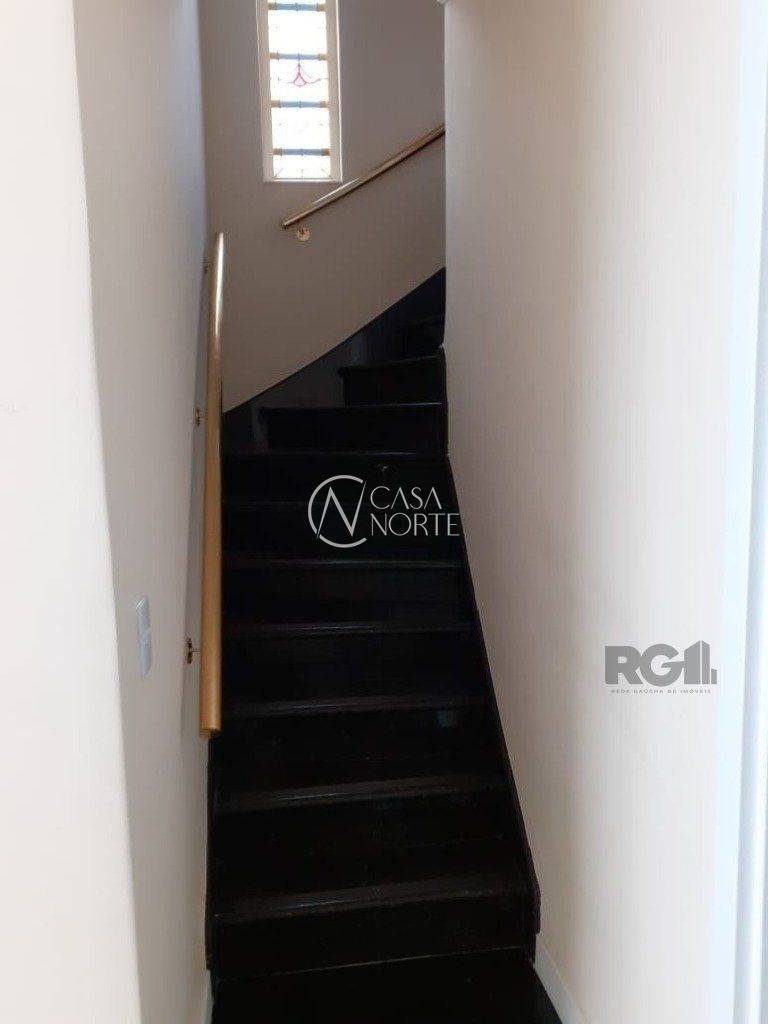 Casa à venda com 4 quartos, 251m², 1 suíte, 2 vagas, Rua Germano Hasslocher no bairro Azenha em Porto Alegre