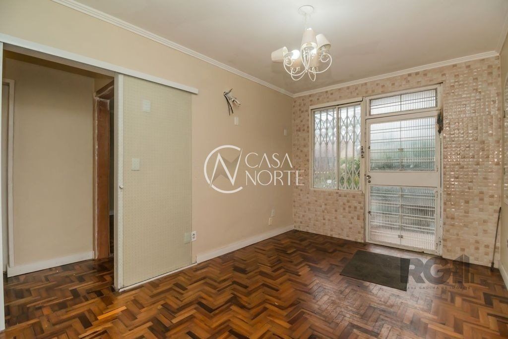 Casa à venda com 8 quartos, 389m², 2 suítes, 3 vagas, Rua Angelo Crivellaro no bairro Jardim do Salso em Porto Alegre