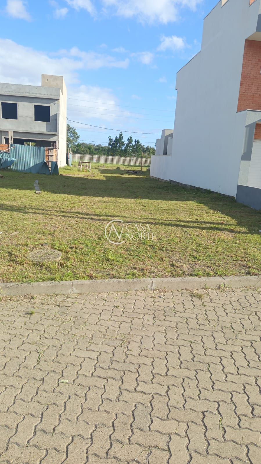 Terreno à venda  com 132m², Avenida Edgar Pires de Castro no bairro Hípica em Porto Alegre