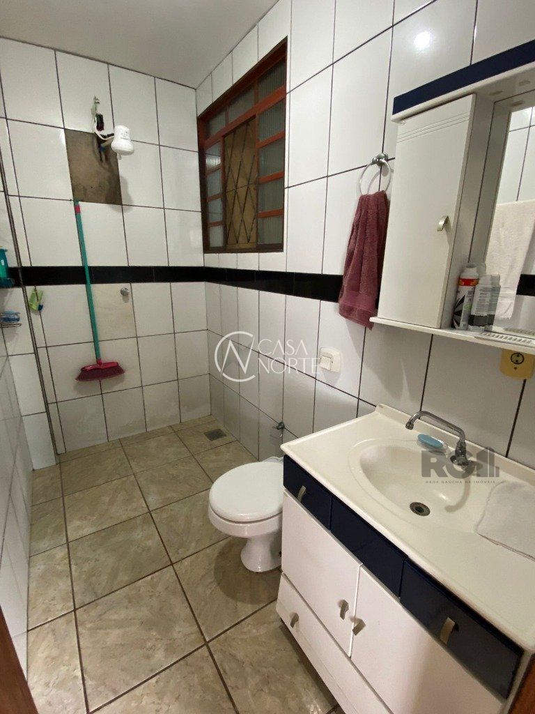 Casa à venda com 2 quartos, 10952m², 2 vagas, Rua Figueira Centenaria no bairro Vila Nova em Porto Alegre