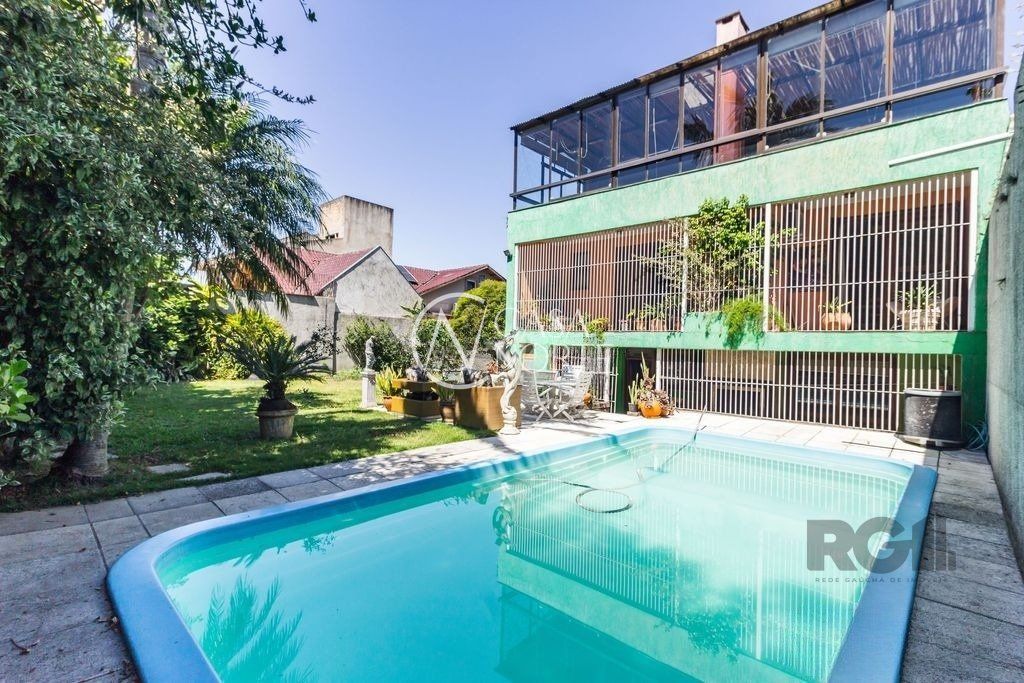 Casa à venda com 4 quartos, 470m², 3 suítes, 5 vagas, Rua Jorge Salis Goulart no bairro Jardim São Pedro em Porto Alegre