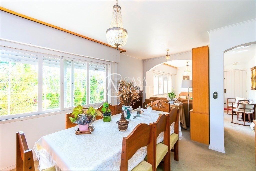 Casa à venda com 4 quartos, 215m², 2 vagas, Rua Doutor Barbosa Gonçalves no bairro Chácara das Pedras em Porto Alegre