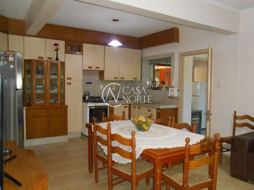 Casa à venda com 4 quartos, 300m², 1 suíte, 4 vagas, Rua Clarinda Antunes da Silva Bueno no bairro Agronomia em Porto Alegre