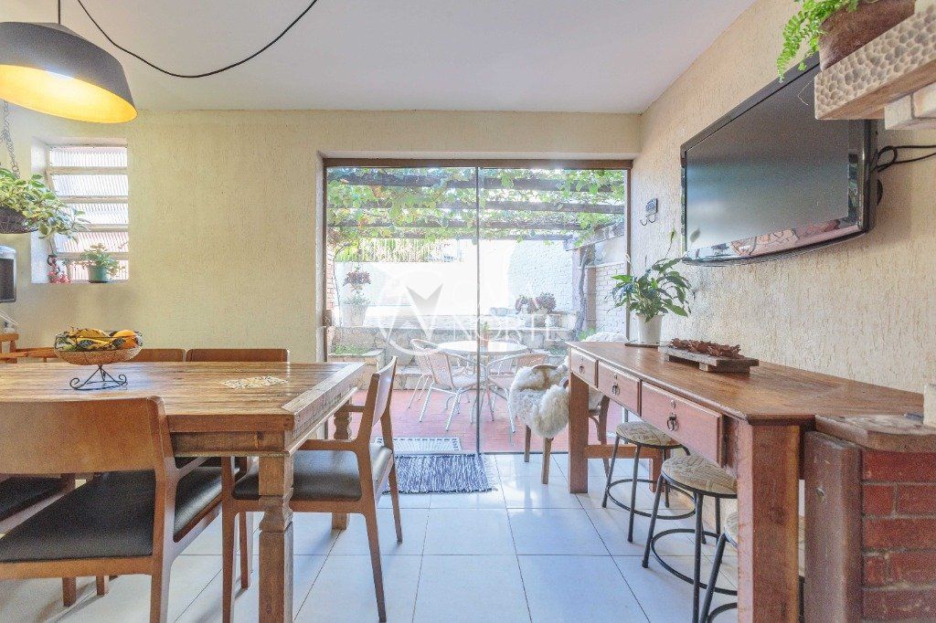 Casa à venda com 4 quartos, 400m², 1 suíte, 4 vagas, Rua Fernando Osorio no bairro Teresópolis em Porto Alegre