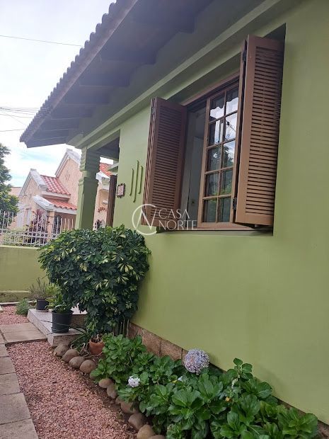 Casa à venda com 3 quartos, 120m², 1 suíte, 3 vagas, Rua Pindorama no bairro Teresópolis em Porto Alegre