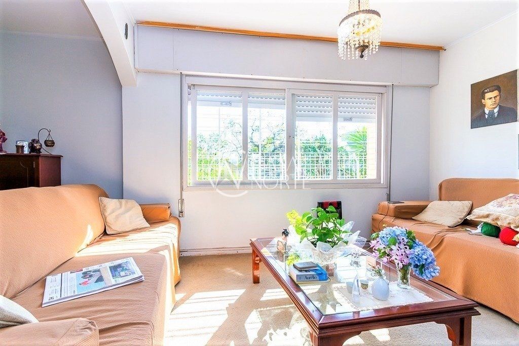 Casa à venda com 4 quartos, 215m², 2 vagas, Rua Doutor Barbosa Gonçalves no bairro Chácara das Pedras em Porto Alegre