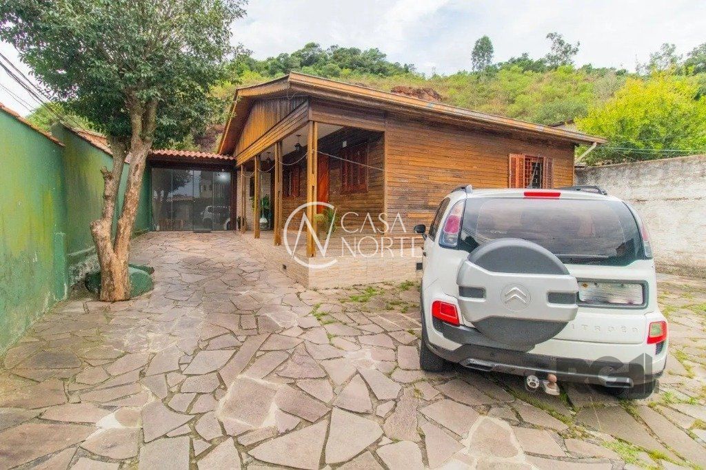 Casa à venda com 3 quartos, 114m², 5 vagas, Rua Encantadora no bairro Partenon em Porto Alegre