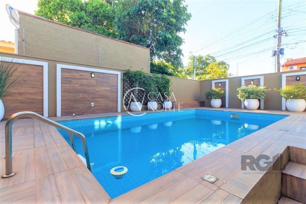 Casa à venda com 4 quartos, 380m², 3 suítes, 3 vagas, Rua Criciuma no bairro Guarujá em Porto Alegre