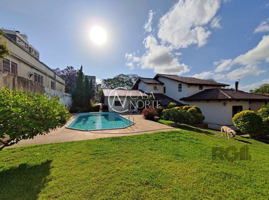Casa à venda com 3 quartos, 300m², 2 suítes, 5 vagas, Avenida Assis Chateaubriand no bairro São Sebastião em Porto Alegre