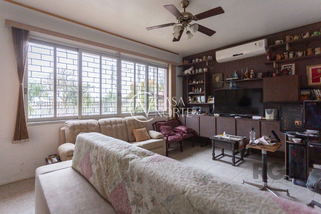 Casa à venda com 4 quartos, 244m², 3 vagas, Rua Esteio no bairro Cavalhada em Porto Alegre