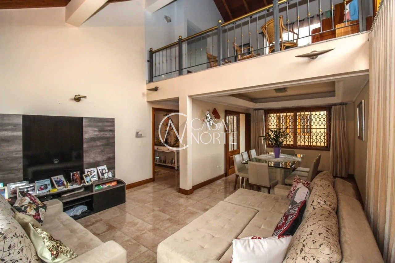 Casa à venda com 3 quartos, 612m², 3 suítes, 8 vagas, Travessa Miguel Pereira no bairro Medianeira em Porto Alegre