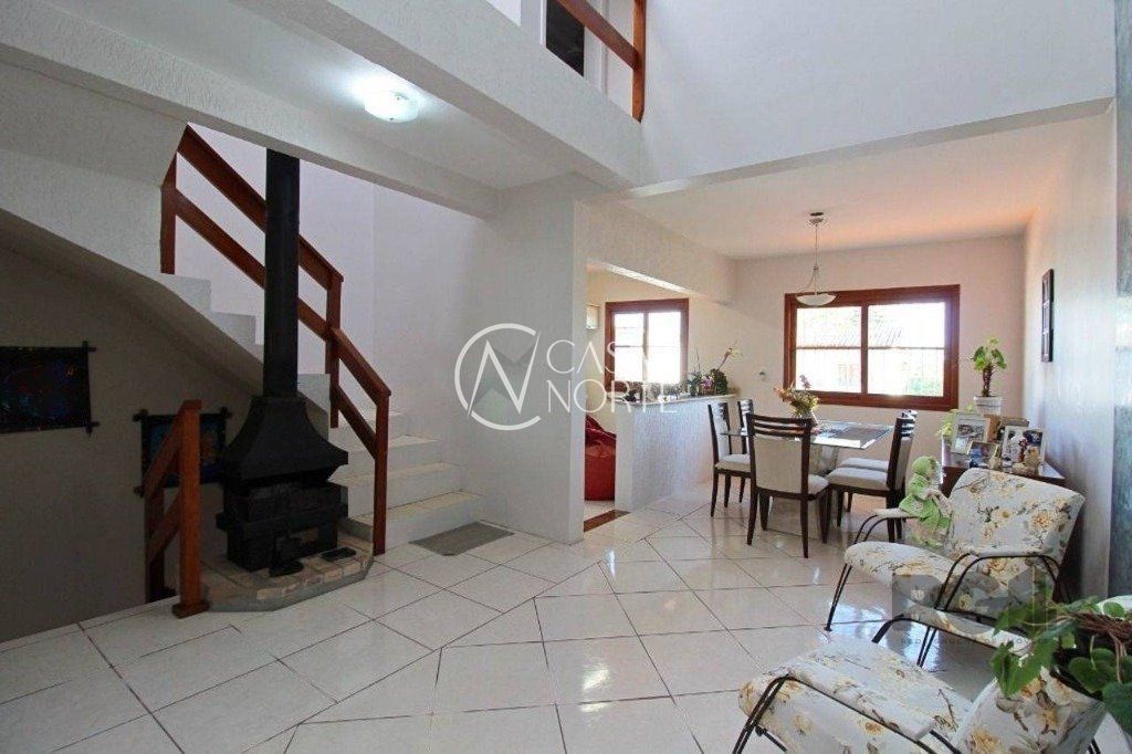 Casa à venda com 3 quartos, 136m², 1 suíte, 2 vagas, Rua Doutora Noemi Valle Rocha no bairro Serraria em Porto Alegre