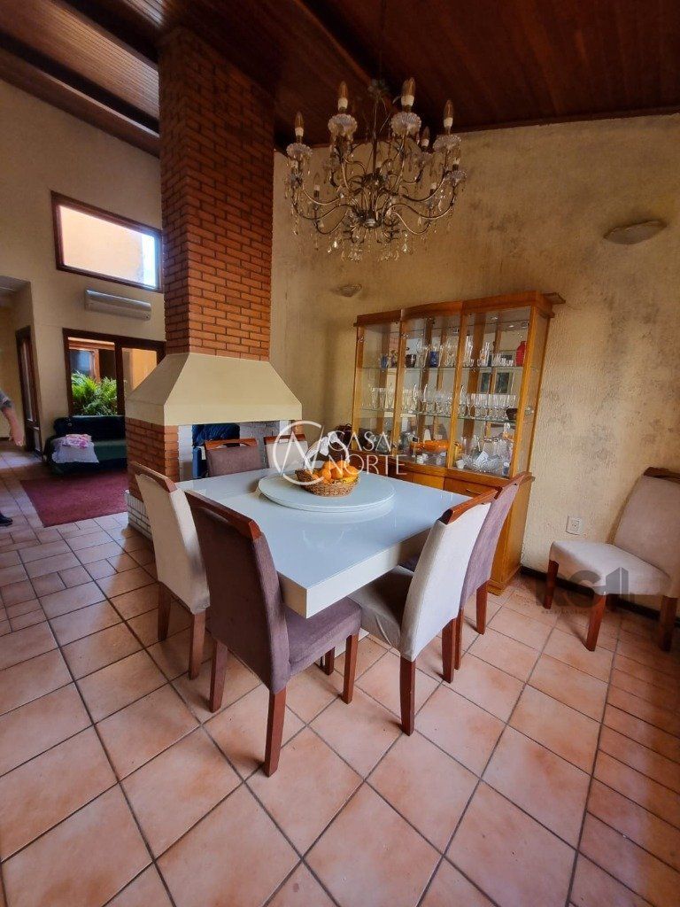 Casa à venda com 5 quartos, 228m², 1 suíte, 3 vagas, Rua Paulino Azurenha no bairro Partenon em Porto Alegre