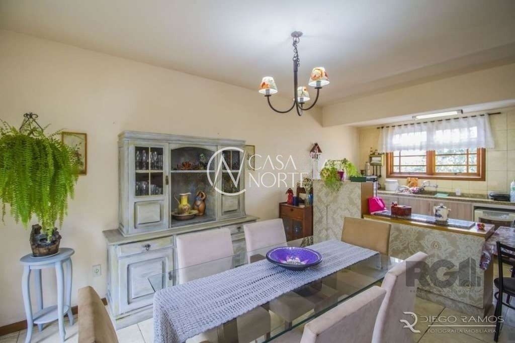 Casa à venda com 4 quartos, 222m², 1 suíte, 3 vagas, Rua Caieira no bairro Medianeira em Porto Alegre