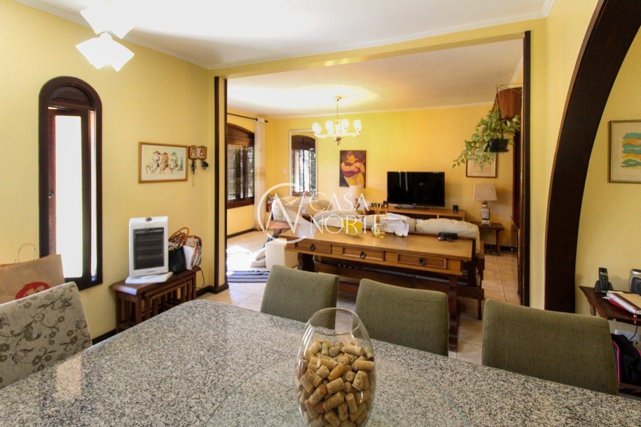 Casa à venda com 6 quartos, 405m², 1 suíte, 4 vagas, Avenida Sargento Manoel Raymundo Soares no bairro Jardim Carvalho em Porto Alegre