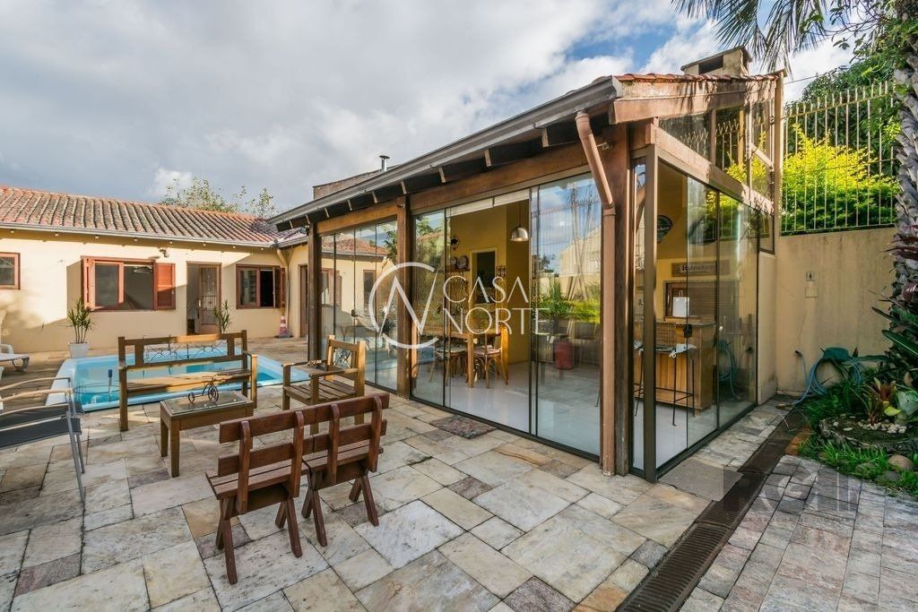 Casa à venda com 4 quartos, 279m², 1 suíte, 3 vagas, Rua Banco do Comercio no bairro Santa Tereza em Porto Alegre