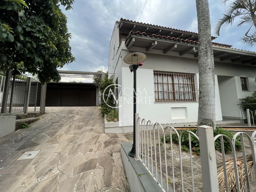 Casa à venda com 6 quartos, 486m², 1 suíte, 5 vagas, Rua João Bonuma no bairro Partenon em Porto Alegre