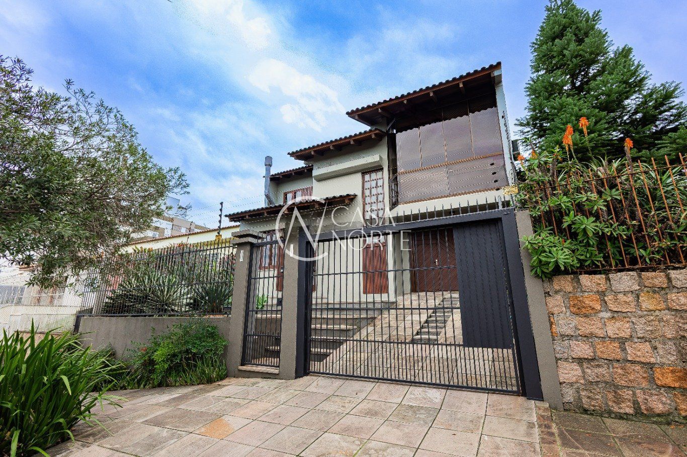 Casa à venda com 4 quartos, 208m², 3 vagas, Rua Professor Abílio Azambuja no bairro Jardim do Salso em Porto Alegre