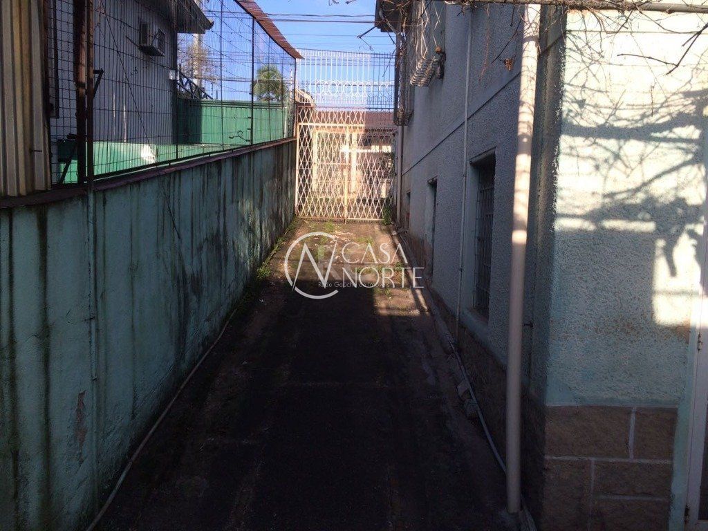 Casa à venda com 3 quartos, 192m², 3 vagas, Avenida Doutor Carlos Barbosa no bairro Medianeira em Porto Alegre