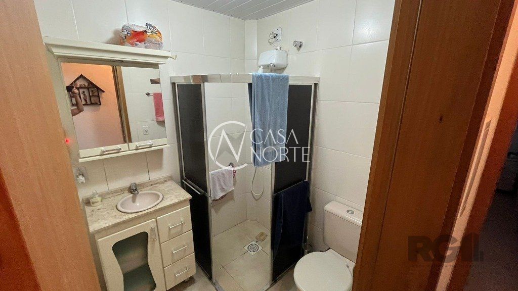 Casa à venda com 2 quartos, 81m², 1 vaga, Rua Tenente Isolino Segobia no bairro Vila Nova em Porto Alegre