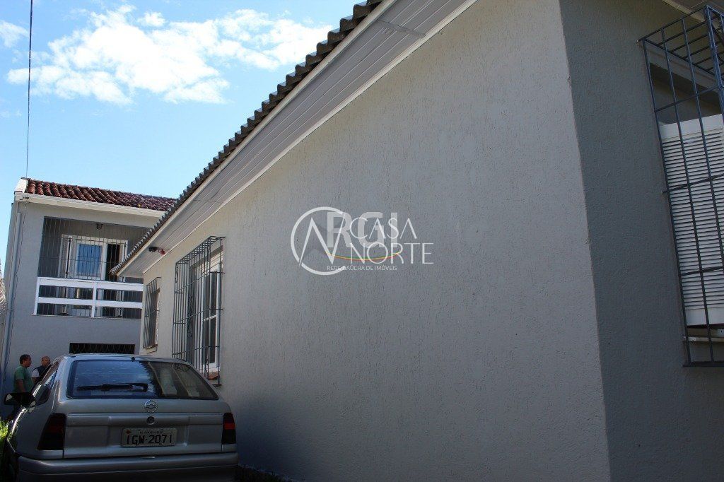 Casa à venda com 6 quartos, 224m², 3 vagas, Praça Simoes Lopes Neto no bairro Teresópolis em Porto Alegre