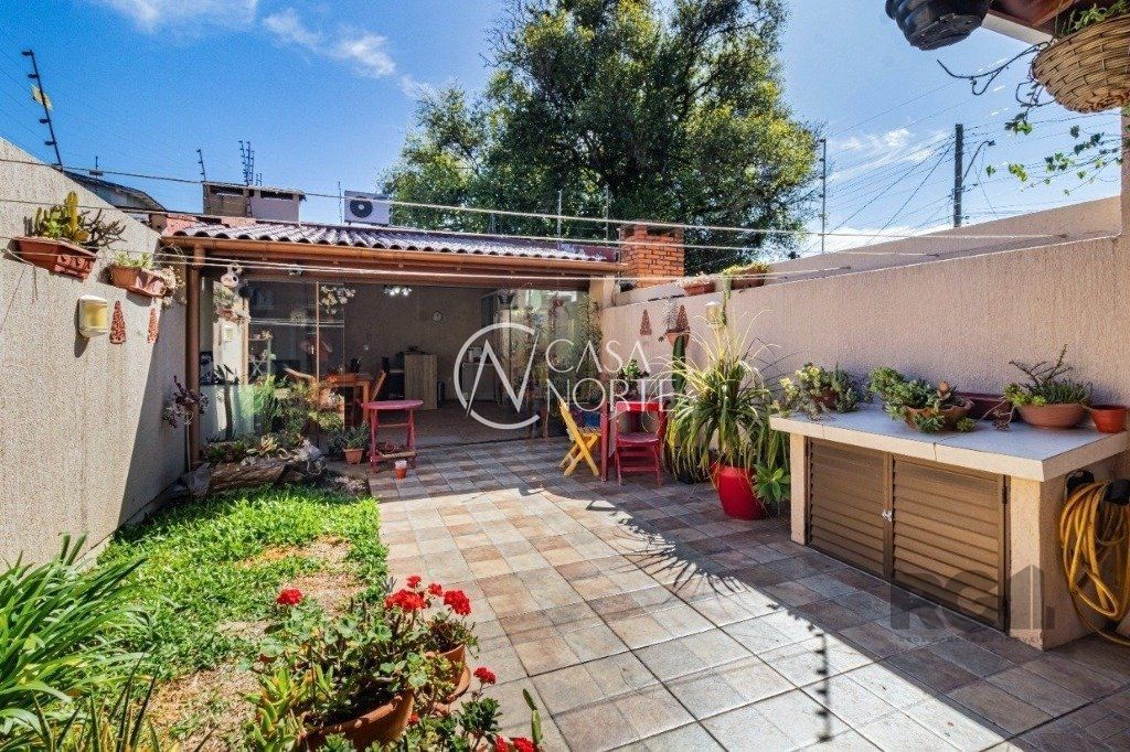 Casa à venda com 3 quartos, 186m², 2 suítes, 2 vagas, Rua Stephan Zweig no bairro Cavalhada em Porto Alegre