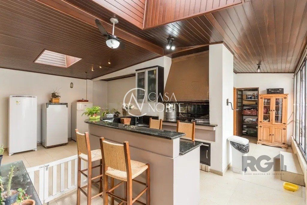 Casa à venda com 3 quartos, 277m², 3 suítes, 5 vagas, Avenida Montreal no bairro Jardim Lindóia em Porto Alegre