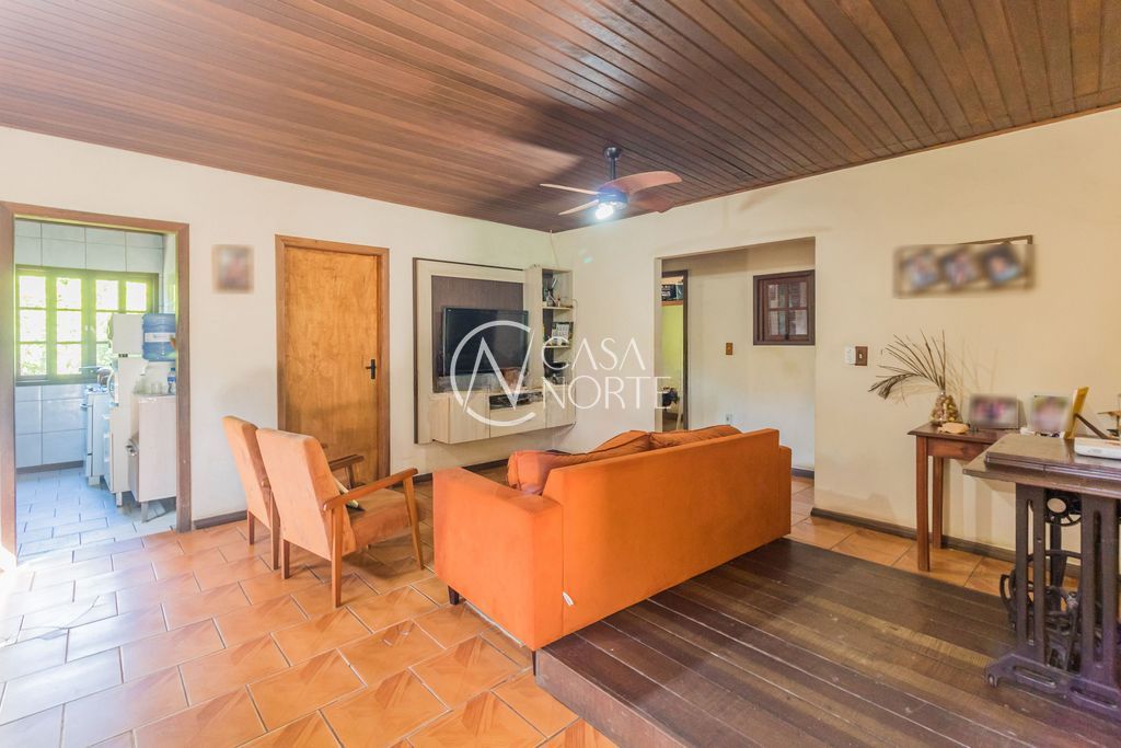 Casa à venda com 5 quartos, 251m², 1 suíte, 2 vagas, Rua das Camélias no bairro Bom Jesus em Porto Alegre