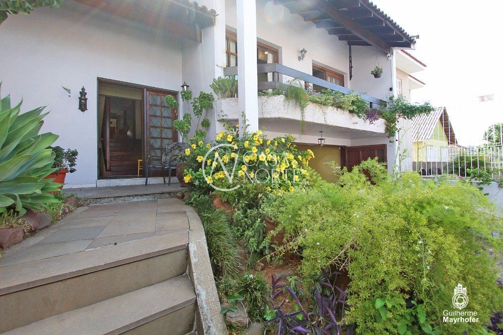 Casa à venda com 3 quartos, 326m², 3 suítes, 4 vagas, Rua João Bonuma no bairro Coronel Aparício Borges em Porto Alegre