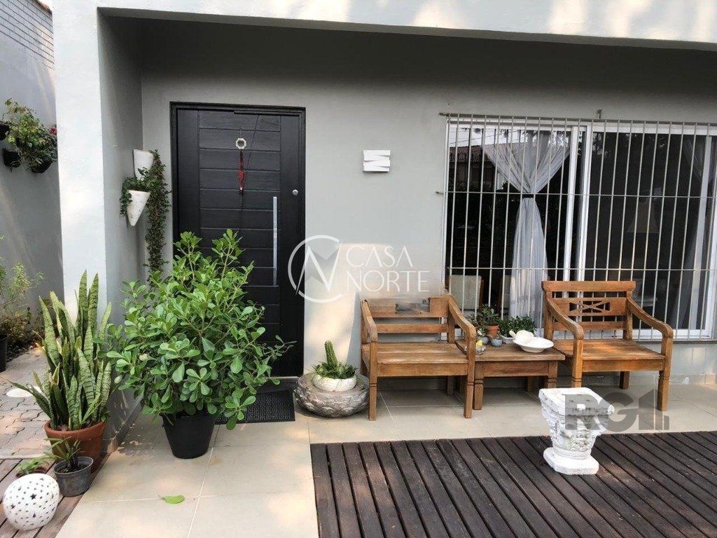 Casa à venda com 4 quartos, 130m², 2 suítes, 3 vagas, Rua Menezes Paredes no bairro Nonoai em Porto Alegre