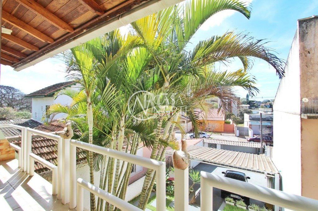 Casa à venda com 5 quartos, 260m², 2 suítes, 4 vagas, Rua Professor Carvalho Freitas no bairro Teresópolis em Porto Alegre