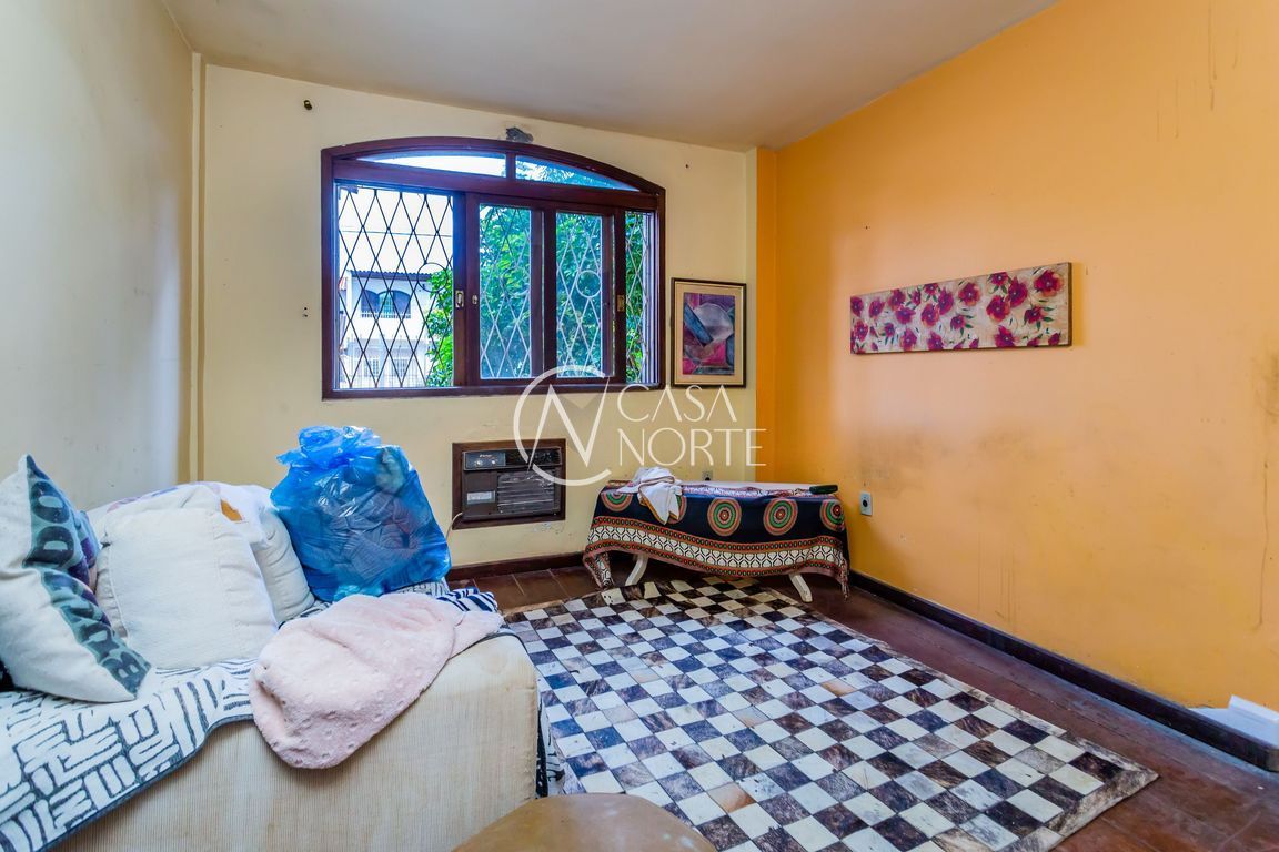 Casa à venda com 3 quartos, 210m², 1 suíte, 3 vagas, Rua Souza Lobo no bairro Vila Jardim em Porto Alegre