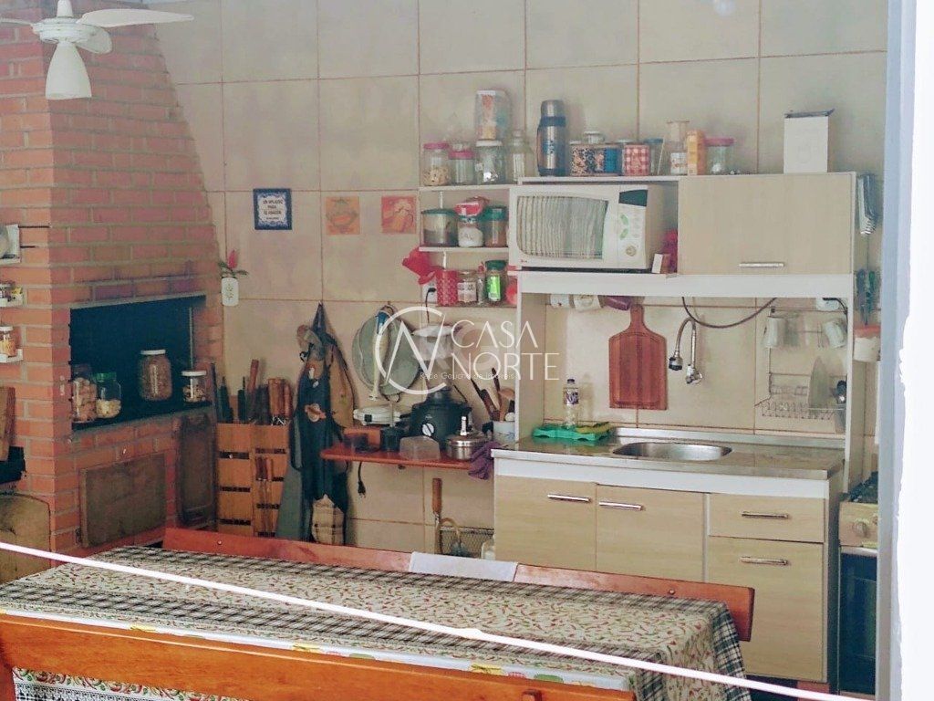 Casa à venda com 3 quartos, 240m², 3 vagas, Rua Dario Totta no bairro Teresópolis em Porto Alegre
