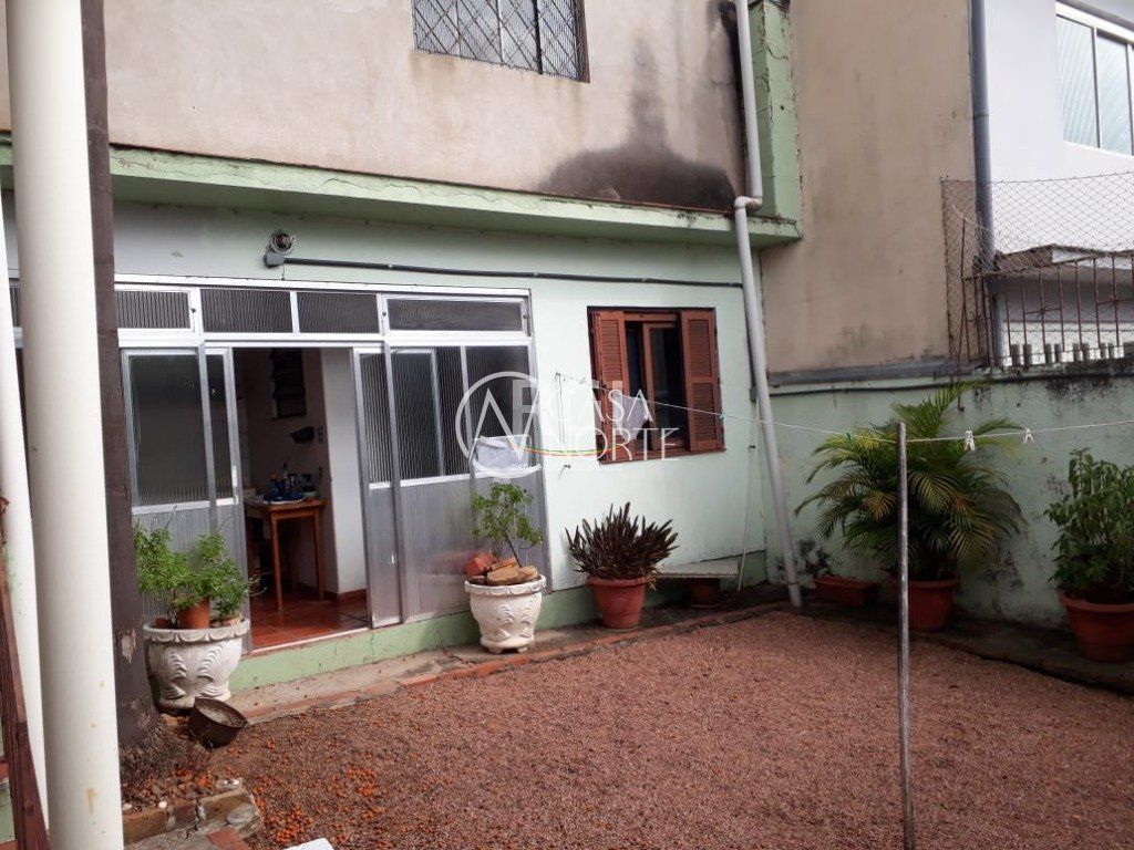 Casa à venda com 3 quartos, 120m², 1 suíte, 3 vagas, Rua Cangussu no bairro Nonoai em Porto Alegre