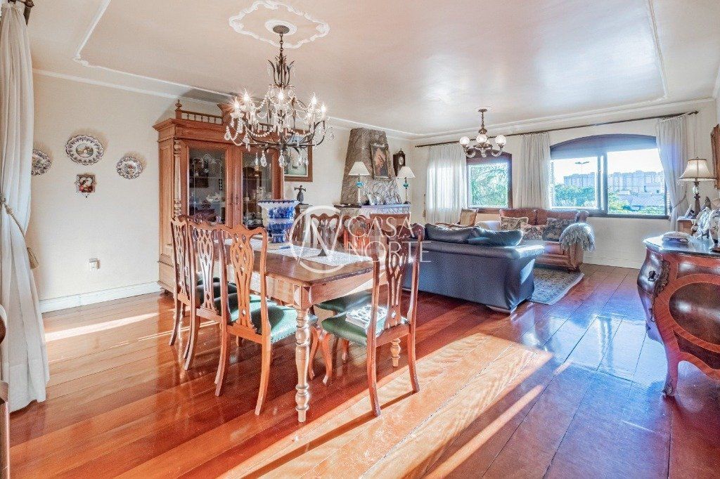 Casa à venda com 3 quartos, 284m², 1 suíte, 4 vagas, Rua Maestro Salvador Campanella no bairro Jardim Itu em Porto Alegre