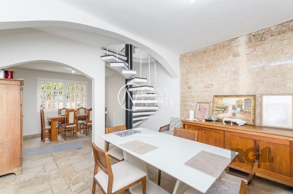 Casa à venda com 4 quartos, 224m², 4 vagas, Rua Matias José Bins no bairro Três Figueiras em Porto Alegre
