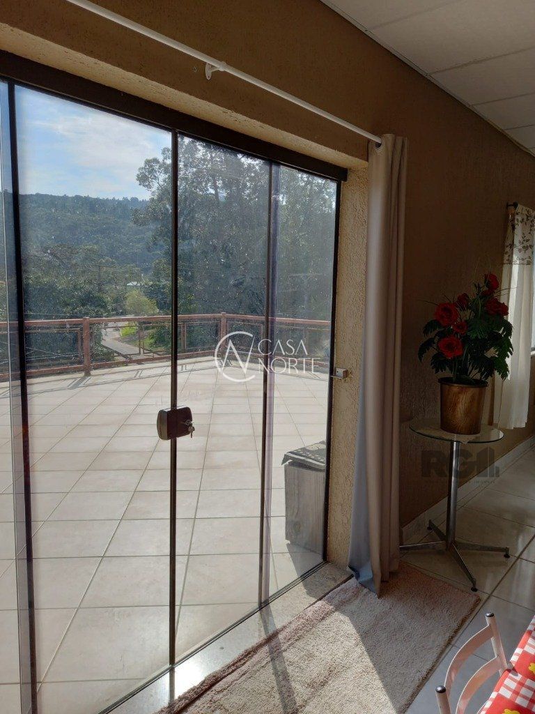 Casa à venda com 4 quartos, 360m², 2 suítes, 2 vagas, Estrada Aracaju no bairro Vila Nova em Porto Alegre