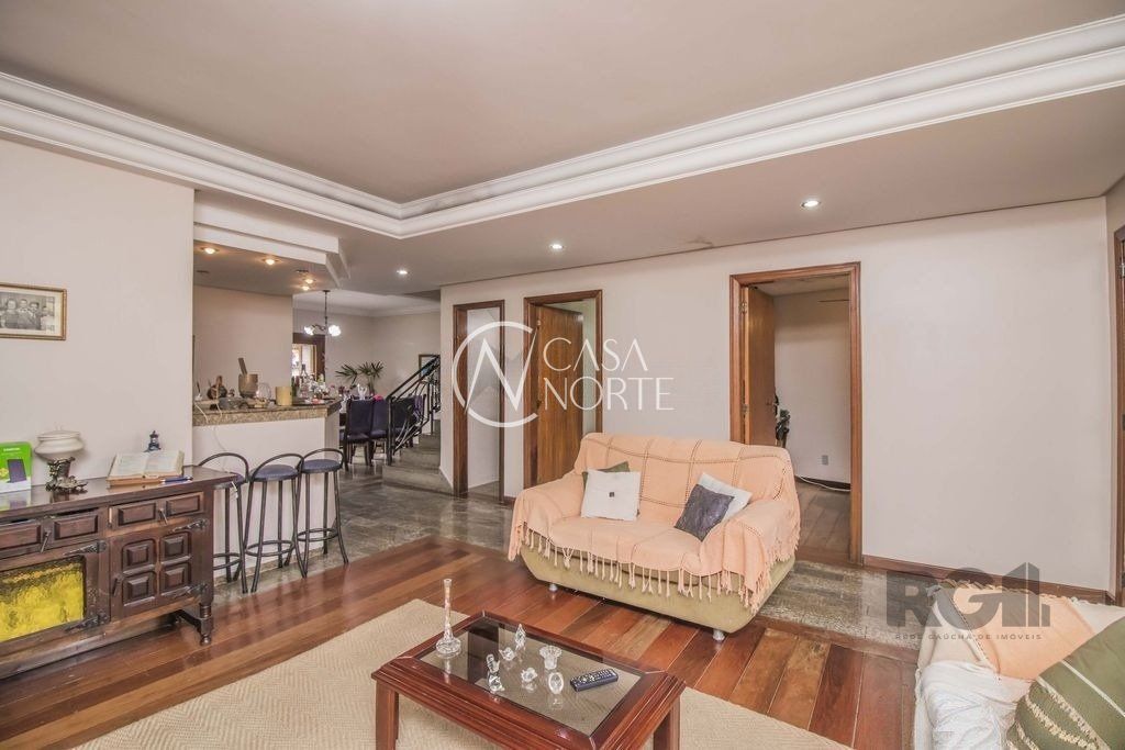 Casa à venda com 4 quartos, 329m², 1 suíte, 6 vagas, Praça Paulo de Aragao Bozano no bairro Vila Ipiranga em Porto Alegre