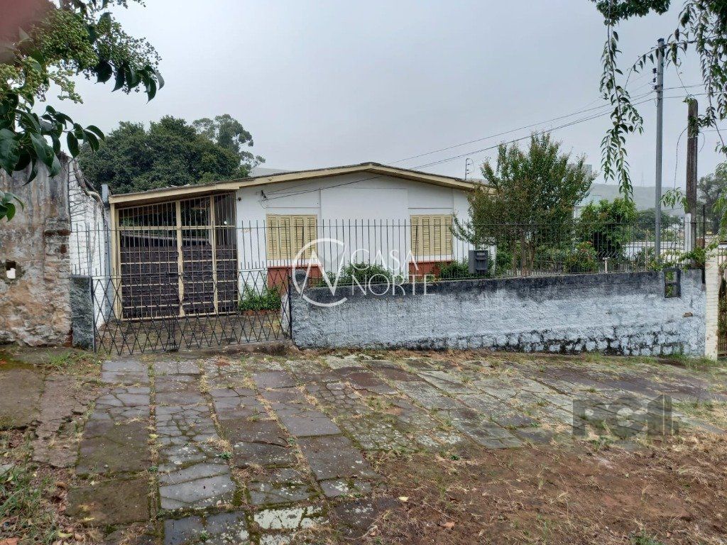 Casa à venda com 2 quartos, 1234m², 5 vagas, Rua Dário Totta no bairro Teresópolis em Porto Alegre
