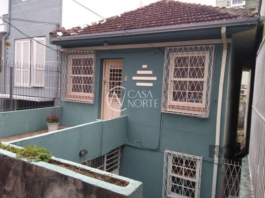 Casa à venda com 4 quartos, 124m², 1 vaga, Avenida Cacapava no bairro Petrópolis em Porto Alegre