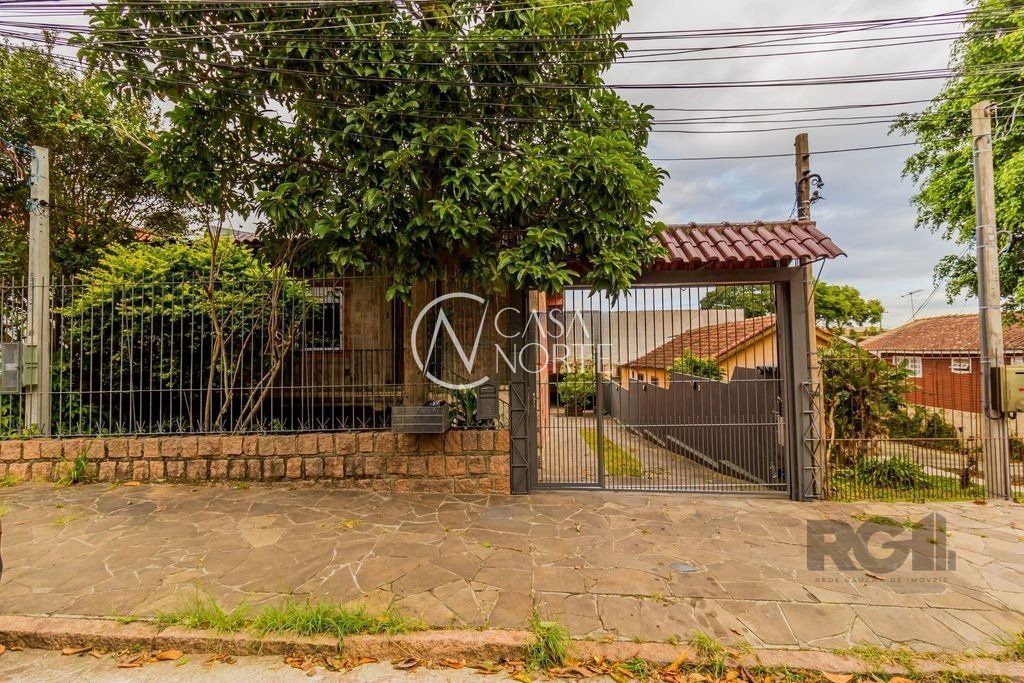 Casa à venda com 4 quartos, 231m², 4 vagas, Rua Antônio Joséphino Perrone no bairro Espírito Santo em Porto Alegre