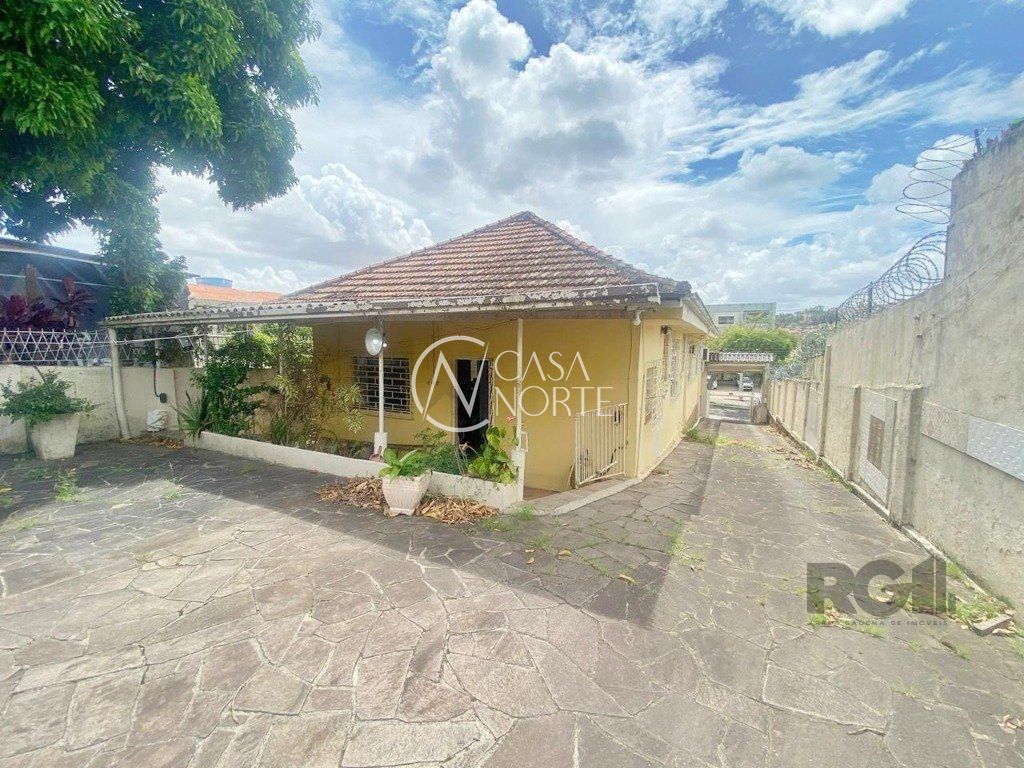 Casa à venda com 4 quartos, 307m², 4 vagas, Avenida Nonoai no bairro Nonoai em Porto Alegre